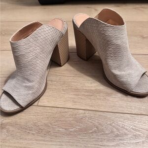 Express Textured Cream Open-Toe Mules